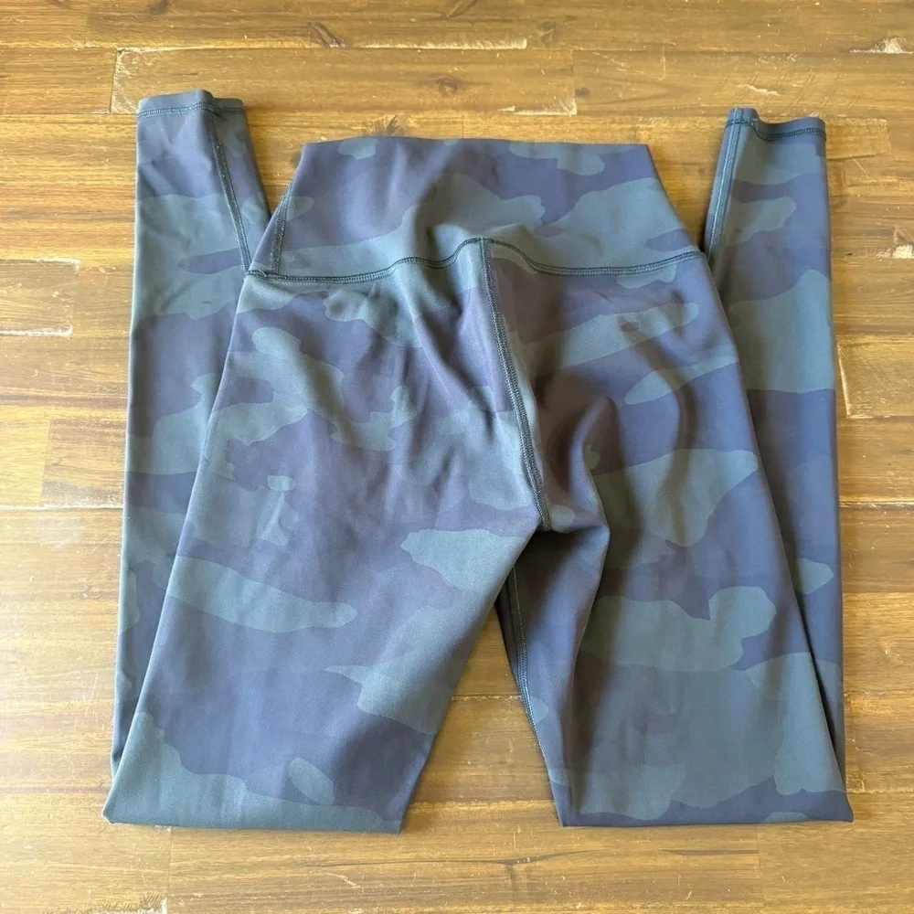 AloCamo High-Waisted Leggings